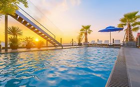 May De Ville Crown Hotel