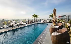 May De Ville Crown Hotel